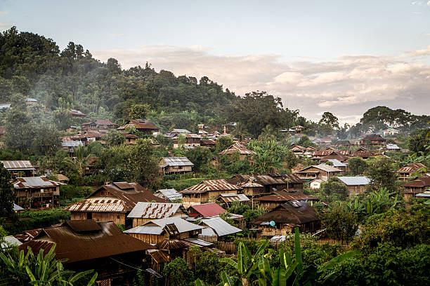 hsipaw - fence hill mountain range mountain foto e immagini stock