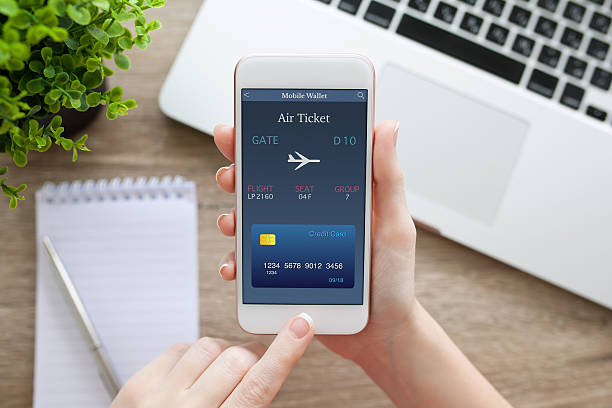 женский ручной телефон с онлайн авиабилет и ноутбук - airplane smart phone travel mobile phone стоковые фото и изображения