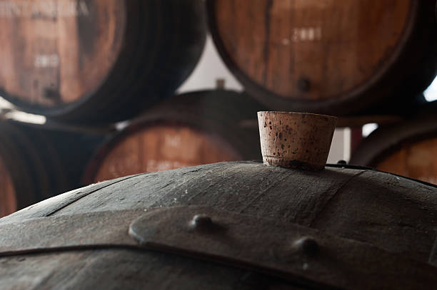 viejas barricas de roble oxidado con tapón de corcho. - destilería fotografías e imágenes de stock