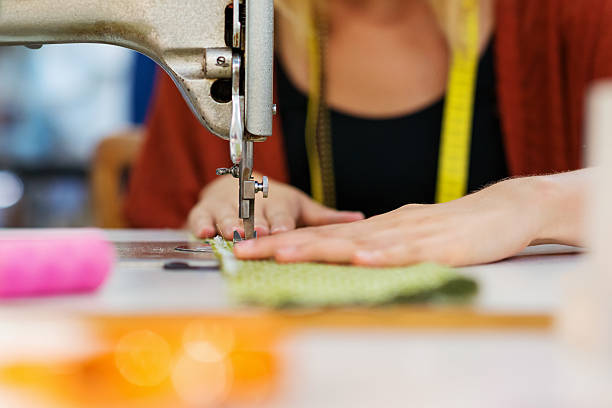 mani di donna sartoriale irriconoscibile che lavora con la macchina da cucire - sewing women tailor teenage girls foto e immagini stock
