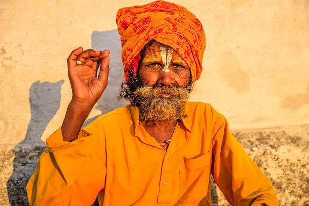 sadhu-indian holyman siedzi w temple  - indian culture guru sadhu hinduism zdjęcia i obrazy z banku zdjęć