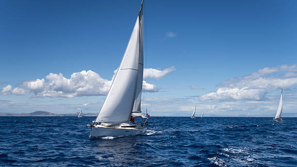 regata de vela en el mediterráneo - navegación en yate fotografías e imágenes de stock