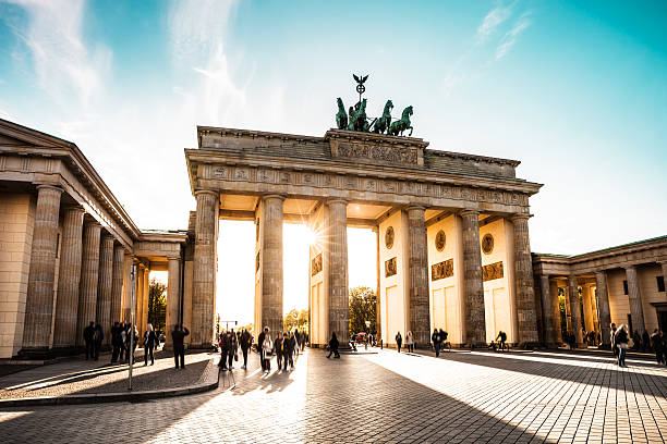 일몰의 베를린 도시 경관 - 브란덴부르크 문 - international landmark 뉴스 사진 이미지
