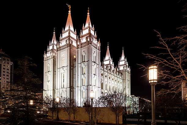 templo mórmon à noite - sao gabriel tower imagens e fotografias de stock