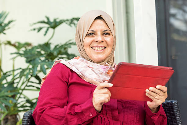 muçulmanos mulher usando um tablet eletrônico - cairo women middle east islam - fotografias e filmes do acervo