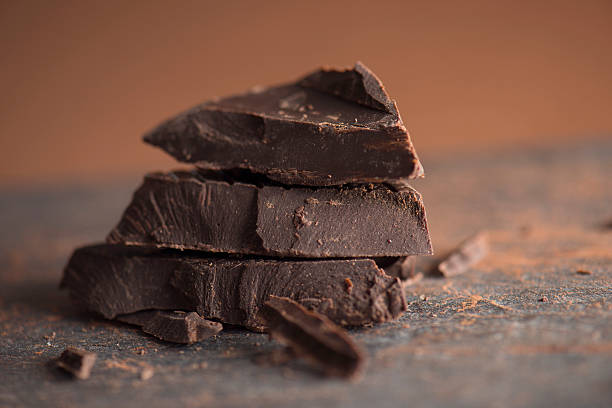 blocchi di cioccolato - cioccolato fondente foto e immagini stock