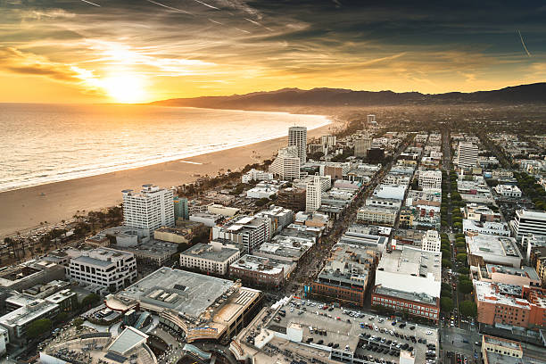 santa monica entfernt vom hubschrauber aus - santa monica city of los angeles los angeles county santa monica pier stock-fotos und bilder