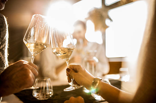 레스토랑에서 저녁 식사를 즐기는 젊은 이들의 그룹 - wine glass white wine wineglass 뉴스 사진 이미지