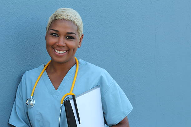 infirmière noire isolée sur bleu - jamaican culture photos et images de collection