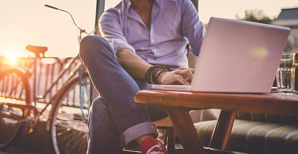 uomo in café - outdoors business computer laptop foto e immagini stock