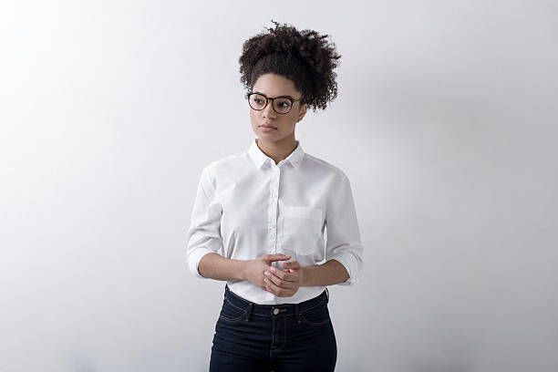 白いブラウスを着たフリーランスの女性 - shirt white women blouse ストックフォトと画像