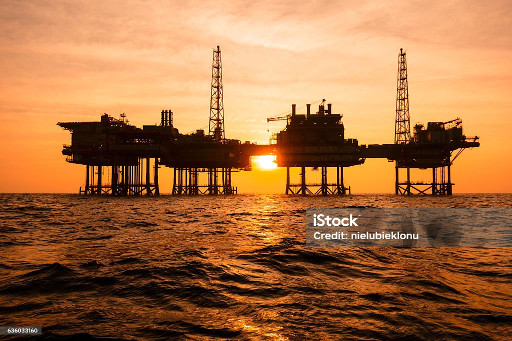 Silhouette of an offshore oil installation [url=http://www.istockphoto.com/search/lightbox/18181579]
[IMG]http://s1.zrzut.pl/Ag1lkAv.jpg[/IMG]
[/url] Offshore Platform Stock Photo