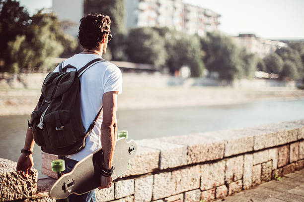 hombre con longboard - patinaje en tabla larga fotografías e imágenes de stock