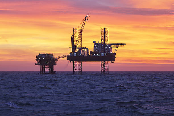 sagoma di un impianto petrolifero offshore - oil rig oil sea mining foto e immagini stock