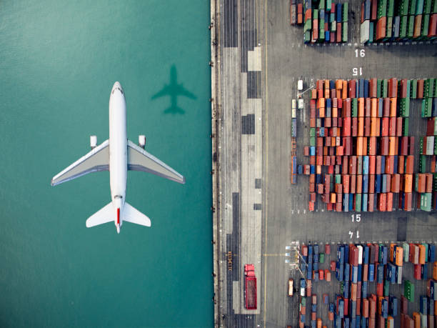 avión que sobrevía el puerto de contenedores - industrial ship fotos fotograf�ías e imágenes de stock