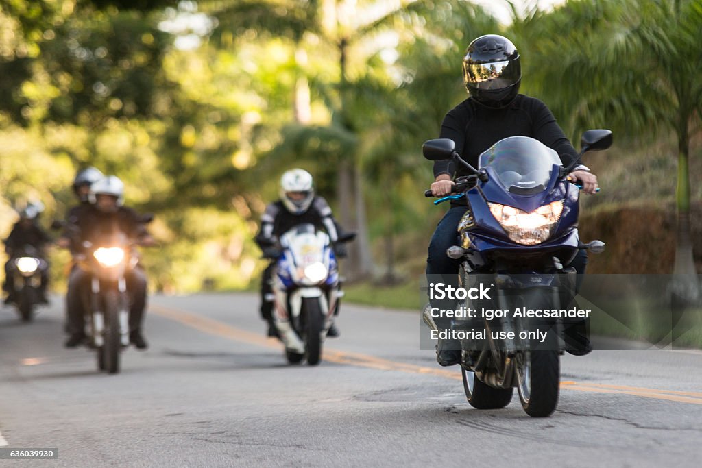 Groupe de motocyclistes sur la route du festival de moto - Photo de Moto libre de droits