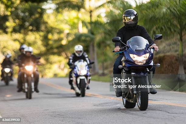 Photo libre de droit de Groupe De Motocyclistes Sur La Route Du Festival De Moto banque d'images et plus d'images libres de droit de Moto