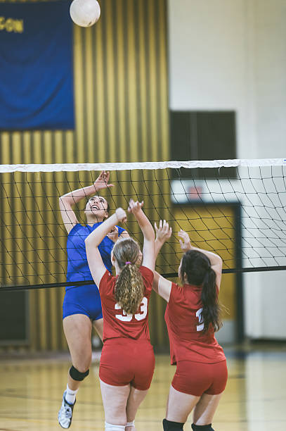 licealiści siatkarze rywalizują w grze - sport volleyball high school student teenager zdjęcia i obrazy z banku zdjęć