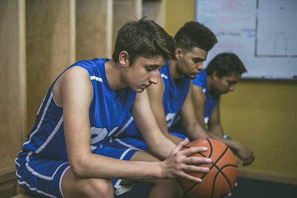 high school basketball-team in umkleidekabine - school gymnasium gym basketball court school stock-fotos und bilder