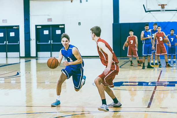 high-school-basketballer fahren zum reifen - school gymnasium gym basketball court school stock-fotos und bilder