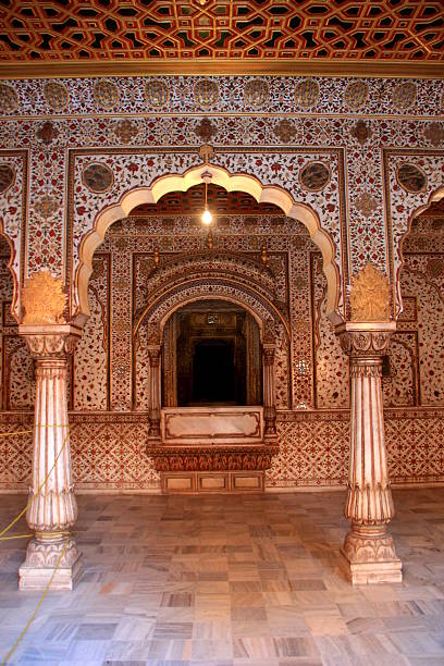 istock Throne of Kingin Palace Hall 636053162
