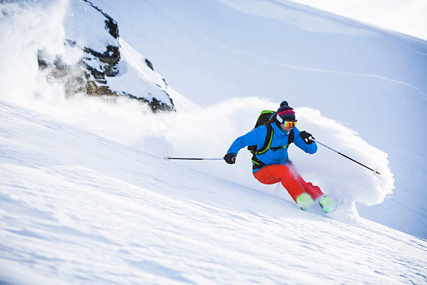 atleta feminina esquiando em pó profundo. - skiing winter sport powder snow athlete - fotografias e filmes do acervo