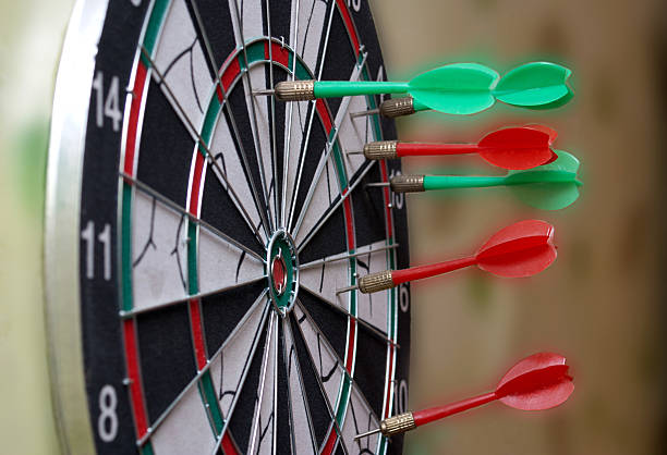 istock Red and green dart arrow hit the Board. 636061040