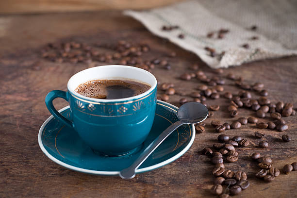 나무 배경에 커피 컵과 구운 콩 - caffeine free 뉴스 사진 이미지
