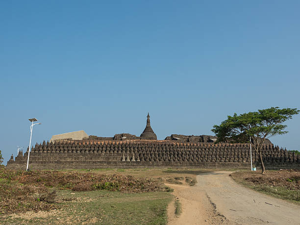 way to kothang paya, koe thang paya, mrauk-u, myanmar - paya imagens e fotografias de stock