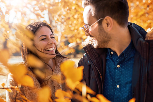 romantisches paar im herbstpark. liebe, dating, romantik. - pair couple cheerful laughing stock-fotos und bilder