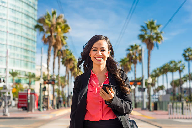 Mulheres de negócios hispânicas andando no centro de San Diego - foto de acervo