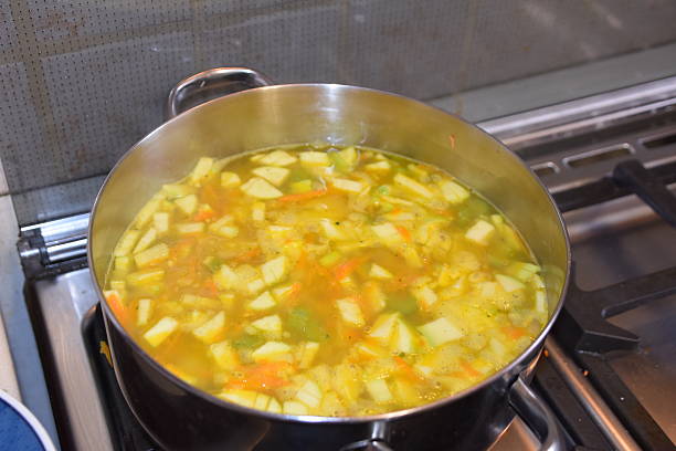 preparazione zuppa di verdure - minestrone foto e immagini stock