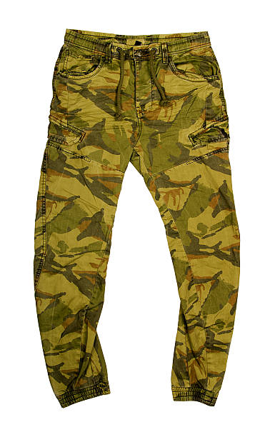 камуфляжные зеленые брюки - camouflage pants стоковые фото и изображения