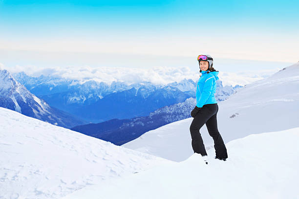 ritratto invernale giovane donna sciatore di neve alpi montagne paesaggio innevato - mt snow horizon over land winter european alps foto e immagini stock