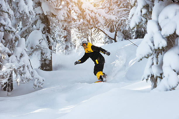 snowboarder di snowboard snowboarder fuoripista - ski trace foto e immagini stock
