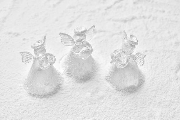 kristallengel weihnachtsdekoration im schnee - friedrich engels stock-fotos und bilder