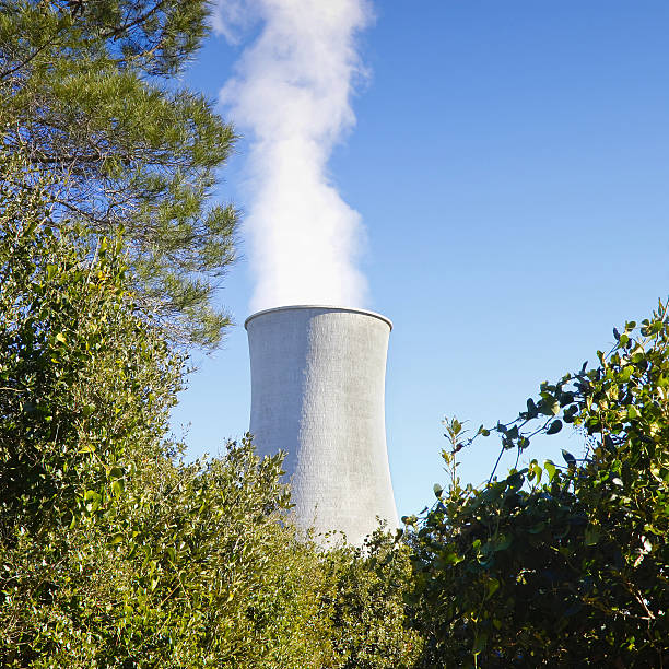 elektrownia geotermalna na wzgórzach toskanii z kopią przestrzeni - geothermal power station pipe steam alternative energy zdjęcia i obrazy z banku zdjęć