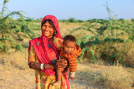 Young Indian woman with her newborn child, Thar Desert, Rajasthan, India.http://bhphoto.pl/IS/rajasthan_380.jpg