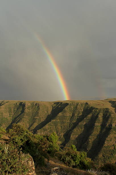 エチオピアのシミエン山脈の虹 - africa rain east africa ethiopia ストックフォトと画像