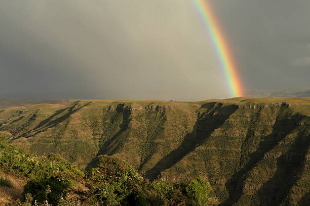 エチオピアのシミエン山脈の虹 - africa rain east africa ethiopia ストックフォトと画像