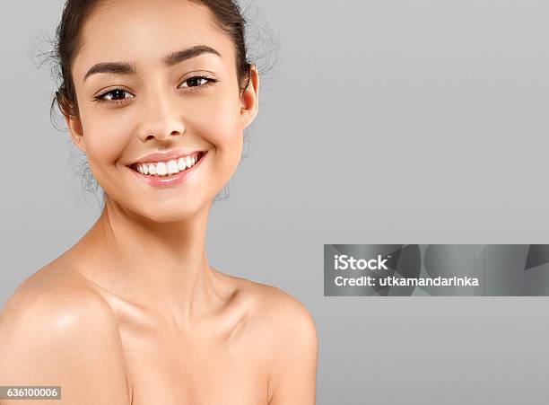 Hermosa Cara De Mujer Joven Con Piel Perfecta Fondo Gris Foto de stock y más banco de imágenes de Cara humana