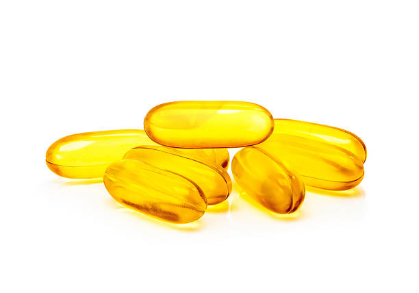 고기잡이 엔진오일 보충 캡슐 격리됨에 흰색 배경의 - fish oil healthy eating capsule isolated 뉴스 사진 이미지