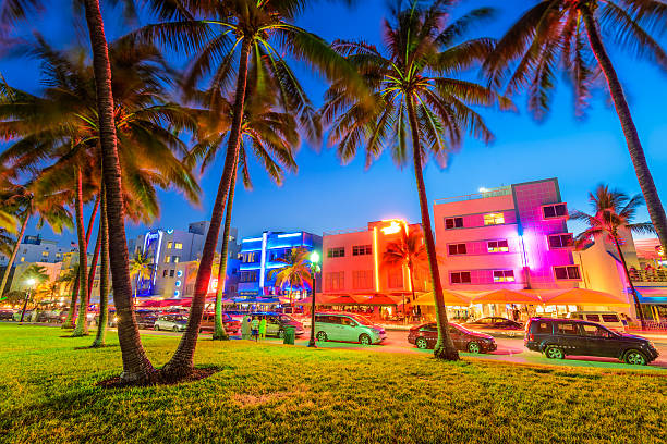 miami beach, floride - ocean drive south beach night miami beach photos et images de collection