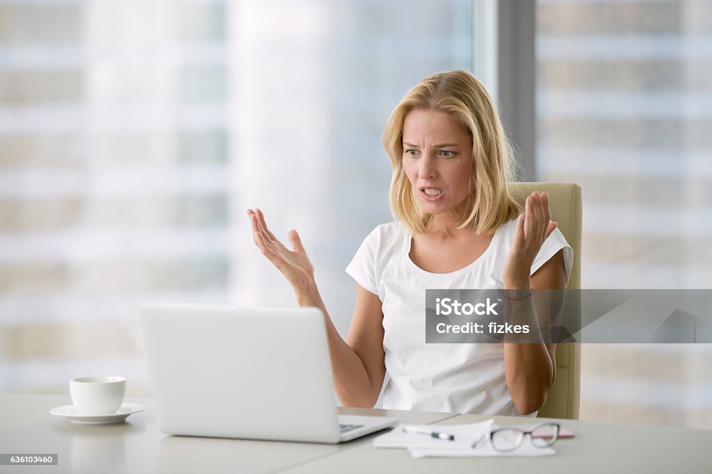 Gestresste Geschäftsfrau am Arbeitsplatz - Lizenzfrei Laptop Stock-Foto