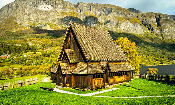 stavechurch de madeira na solidão norueguesa - lonelyness - fotografias e filmes do acervo