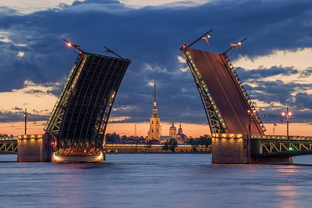 дворцовый мост составлен, белые ночи - санкт петербург стоковые фото и изображения