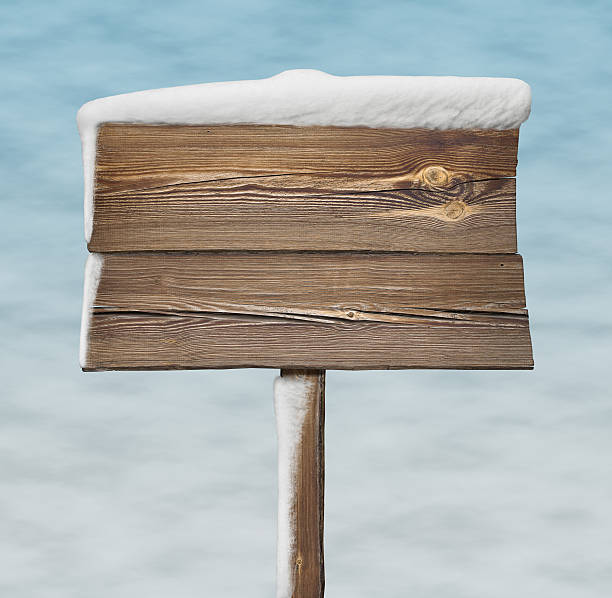 sinal de madeira com menos neve sobre ele e neve bg - wooden post wood sign poster - fotografias e filmes do acervo