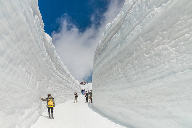 snow wall - hida bergketen stockfoto's en -beelden