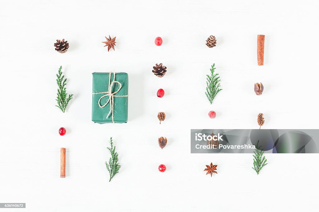 Composición navideña de conos de pino, ramas de ciprés, arándano, regalo - Foto de stock de Navidad libre de derechos