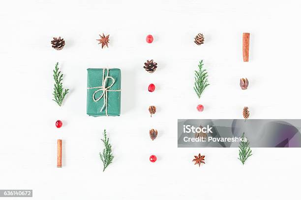 Composición Navideña De Conos De Pino Ramas De Ciprés Arándano Regalo Foto de stock y más banco de imágenes de Navidad